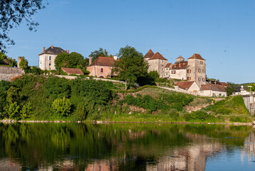 Fototapeta na wymiar the village above the river