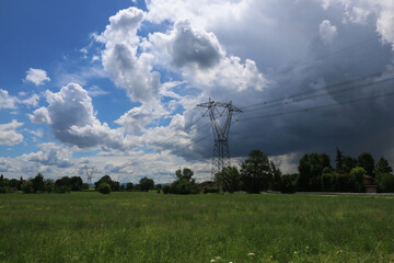 Pianura padana, veduta di campi coltivati con tralicci dell&rsquo;alta tensione in una giornata d&rsquo;estate