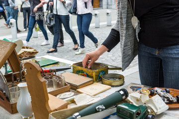 Negotiating and paying at outdoor flee market.