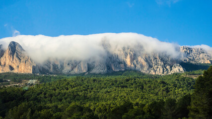 Ola de nubes o efecto Föln en las montañas de Alicante cercanas a Benidorm