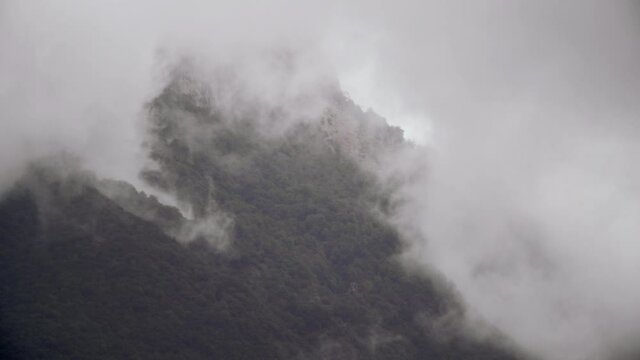 Timelapse de la chaine de montagne des alpes fran&ccedil;aise ou l'on aper&ccedil;oit le massif du vercors lors d'un magnifique passage de nuage.