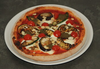 Pizza italiana con verdure