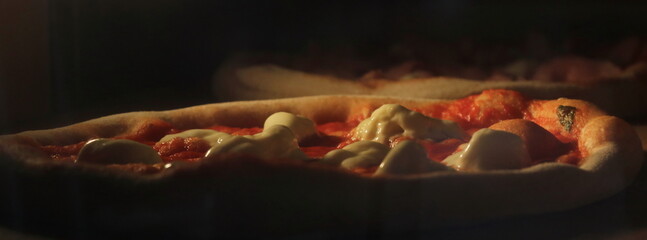 Pizza in cottura nel forno