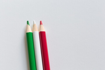 Pastelli tricolori, verde, bianco e rosso su sfondo bianco