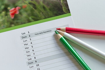 Pastelli verde, bianco e rosso su calendario