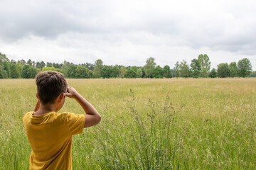 Kind in der Natur bei Feld