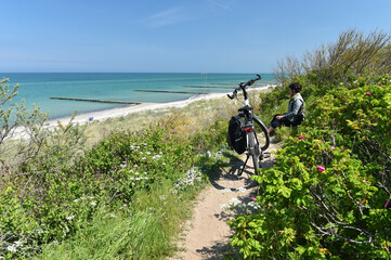 Radfahrerin an der Ostsee