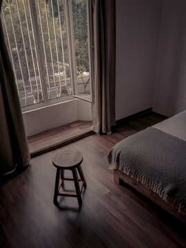 Habitaci&oacute;n con ventana grande y piso de madera