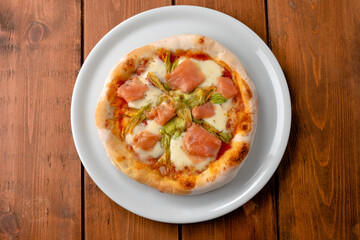 Deliziosa pizza con fiori di zucca e salmone affumicato