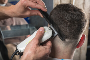 hombre peluquero cortando el pelo a cliente