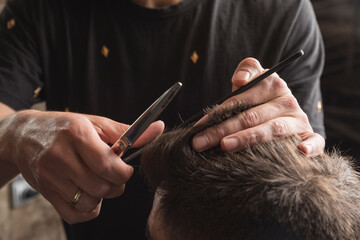 hombre peluquero cortando el pelo a cliente