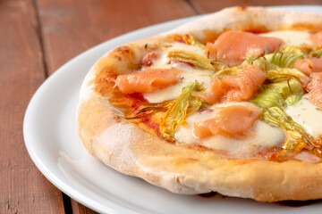 Deliziosa pizza con fiori di zucca e salmone affumicato