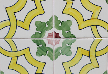Azulejo de estilo portugués en tonos amarillos y verdes