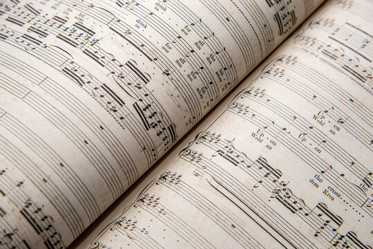 Partitura de música con notas musicales