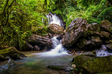 Paisagem com cachoeira localizada na região  do Parque Turístico do Alto Ribeira, Estado de SP