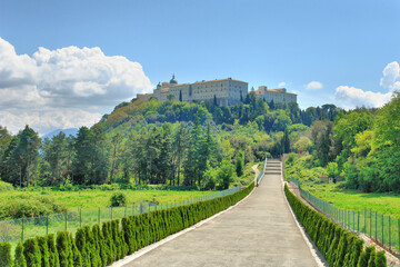Monte Cassino (wł. Montecassino) – wzgórze we Włoszech na którego szczycie wznosi się...