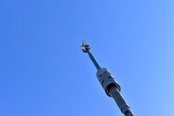 Obraz premium Powerful urban transmitting communication and signal antenna