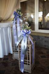 Fototapeta na wymiar wedding photophone with lanterns with purple ribbons, wedding decoration