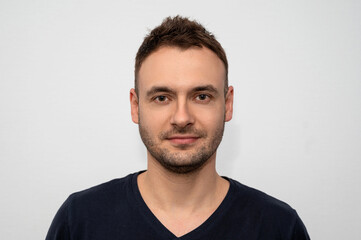 Fototapeta premium Pewny siebie przystojny facet z zarostem i nową fryzurą w salonie fryzjerskim. Zdjęcie Do dokumentów