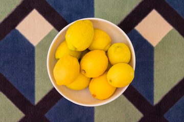 Plato con limones con fondo abstracto