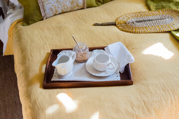 Bandeja de desayuno en la cama