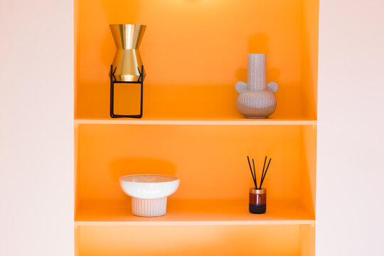 Estanter&iacute;a de dise&ntilde;o naranja