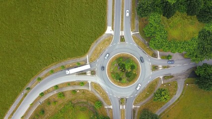 Kreisverkehr mit sechs Autos KFZ und einem Lastkraftwagen LKW und vier Einfahrten / Ausfahrten aus...