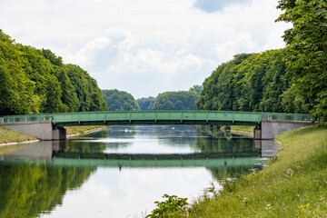 Fototapeta na wymiar green metal bridge at a lake in Cologne, Decksteiner Weiher