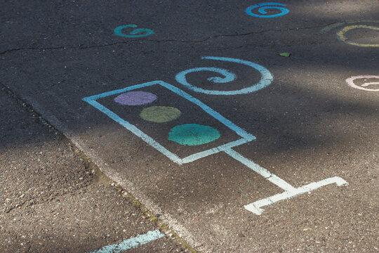 Drawing on the pavement: traffic light. Children's games in the fresh air during the summer holidays. Walks around the city.