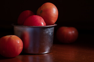 tomates cherry en envase metálico