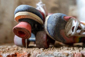 Bunte Rollschuhe aus alten Zeiten.