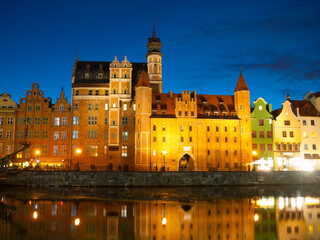 Fototapeta na wymiar Mariacka gate in Gdansk by night