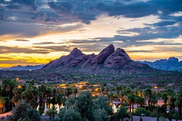 Keuken foto achterwand Arizona De rode zandstenen buttes van Papago Park in Arizona na zonsondergang.