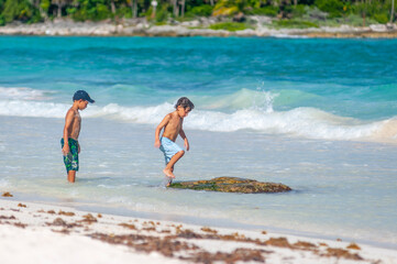 Niños juegan en playa, vacaciones de verano