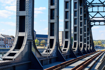 Le pont du chemin de fer en perspective