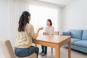 会話をするアジア人女性　二人の親子