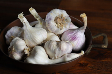 Knoblauch in einer Schale.