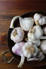 Knoblauch in einer Schale.