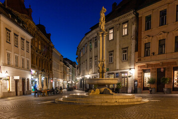 Fototapeta na wymiar night view of the old town in Ljubljana Slovenia
