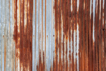 錆びた鉄板の外壁
