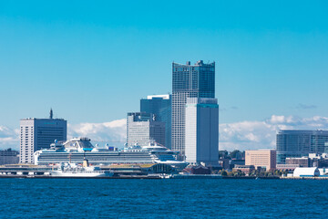 (神奈川県ｰ都市風景)青空の横浜湾岸風景