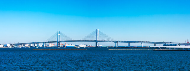 Obraz premium (神奈川県ｰ風景パノラマ)青空の横浜ベイブリッジ風景