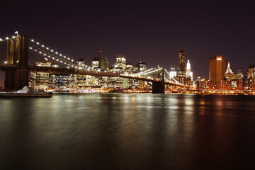 Naklejka premium Brooklyn Bridge i Manhattan at night