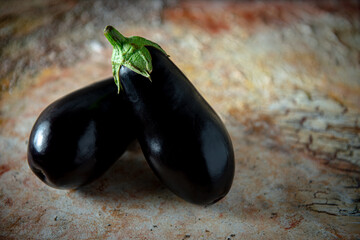 Dos berenjenas sobre fondo horizontal