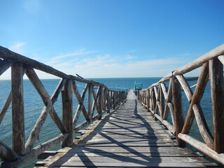 Puente colgante  en la playa