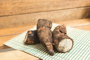 yuca en una mesa de madera