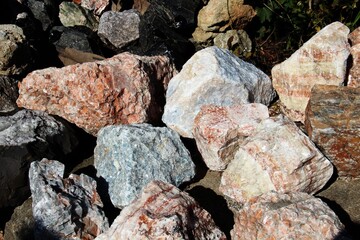 Raw rocks and minerals with different colors.