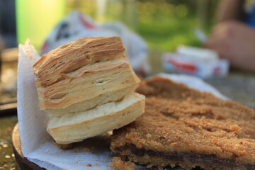 milanesa junto a bizcocho de grasa