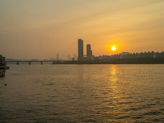 Naklejka premium 都会の夕陽