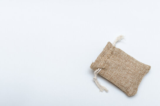 Bolsa de yute abierta.